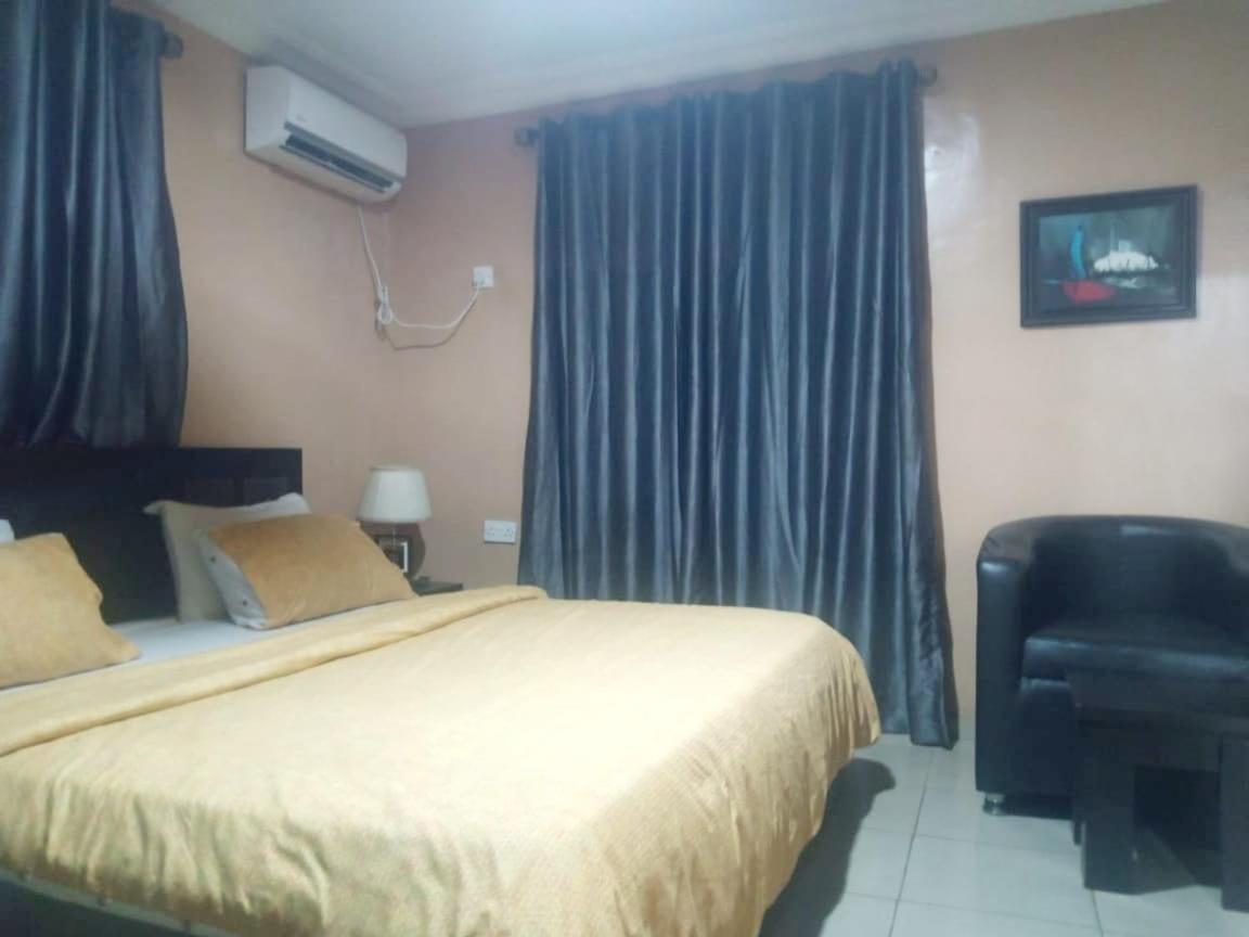 Staycation Suites And Apartment Lagos Ngoại thất bức ảnh