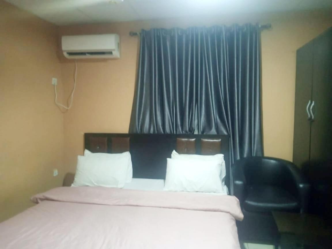 Staycation Suites And Apartment Lagos Ngoại thất bức ảnh