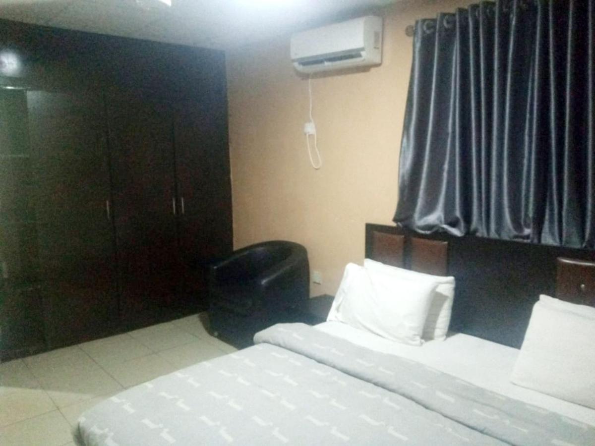 Staycation Suites And Apartment Lagos Ngoại thất bức ảnh