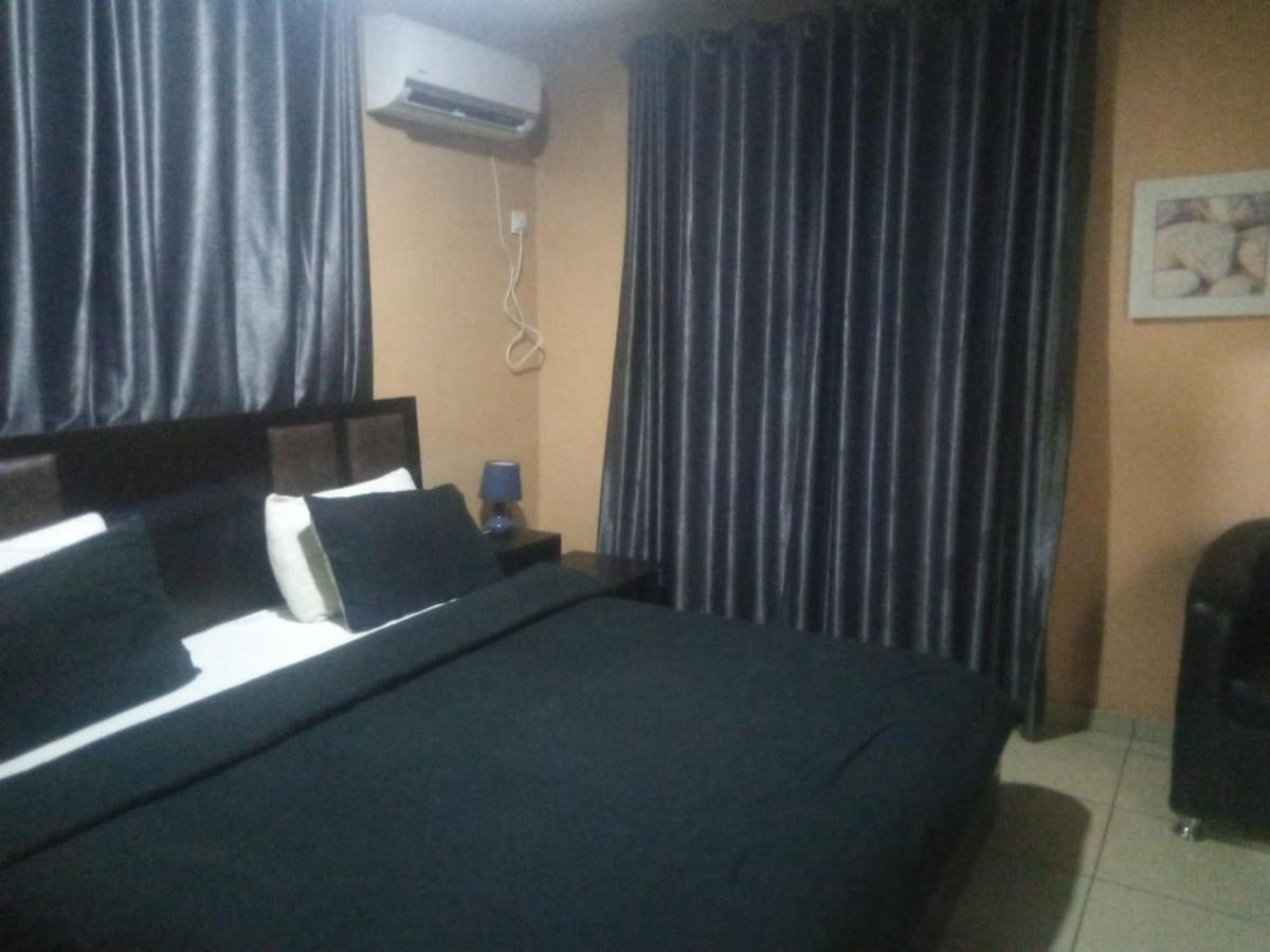 Staycation Suites And Apartment Lagos Ngoại thất bức ảnh