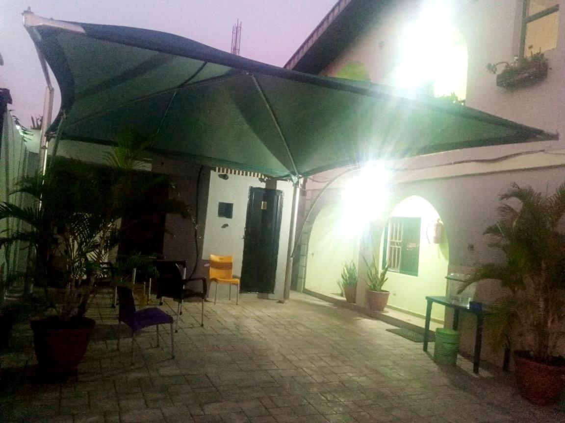 Staycation Suites And Apartment Lagos Ngoại thất bức ảnh