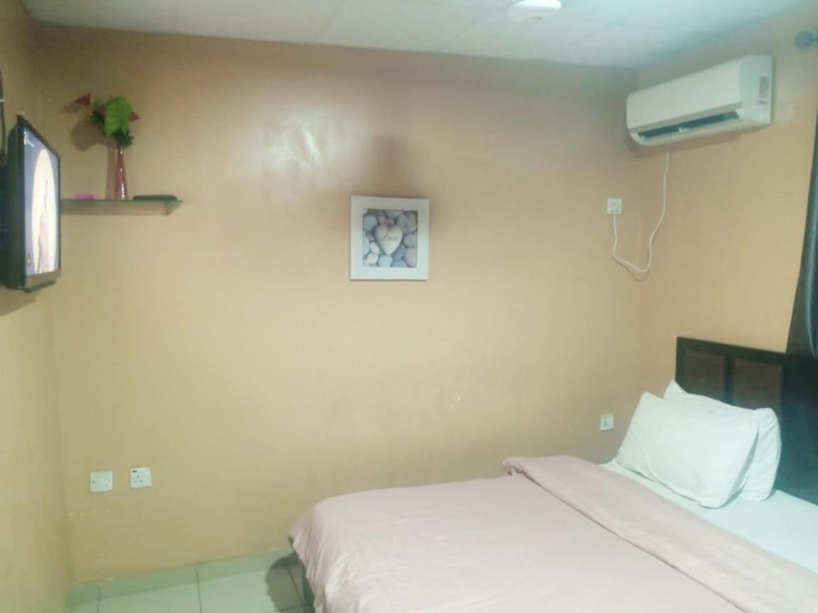 Staycation Suites And Apartment Lagos Ngoại thất bức ảnh