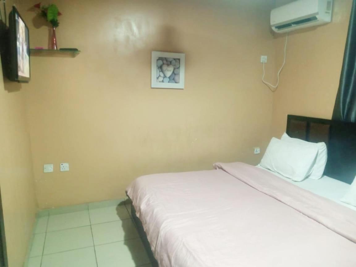 Staycation Suites And Apartment Lagos Ngoại thất bức ảnh
