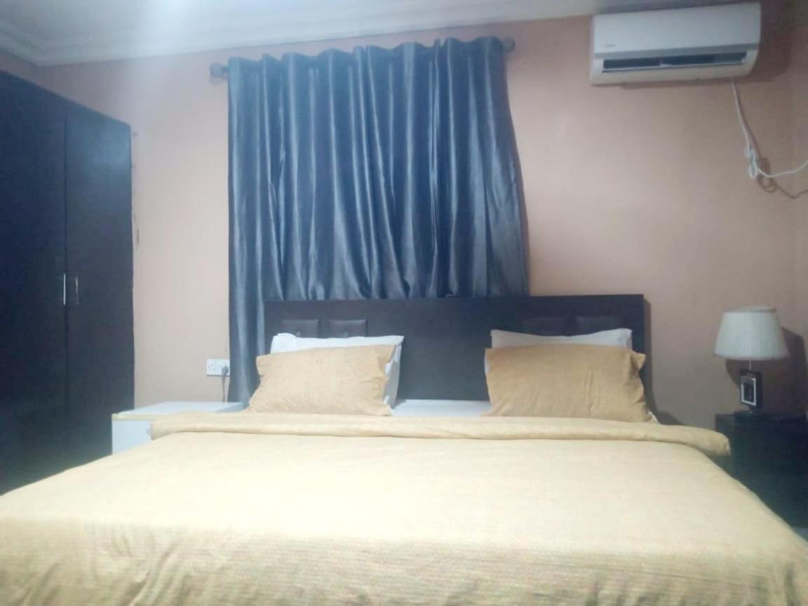 Staycation Suites And Apartment Lagos Ngoại thất bức ảnh
