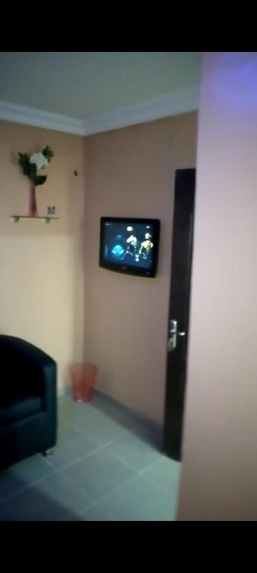 Staycation Suites And Apartment Lagos Phòng bức ảnh