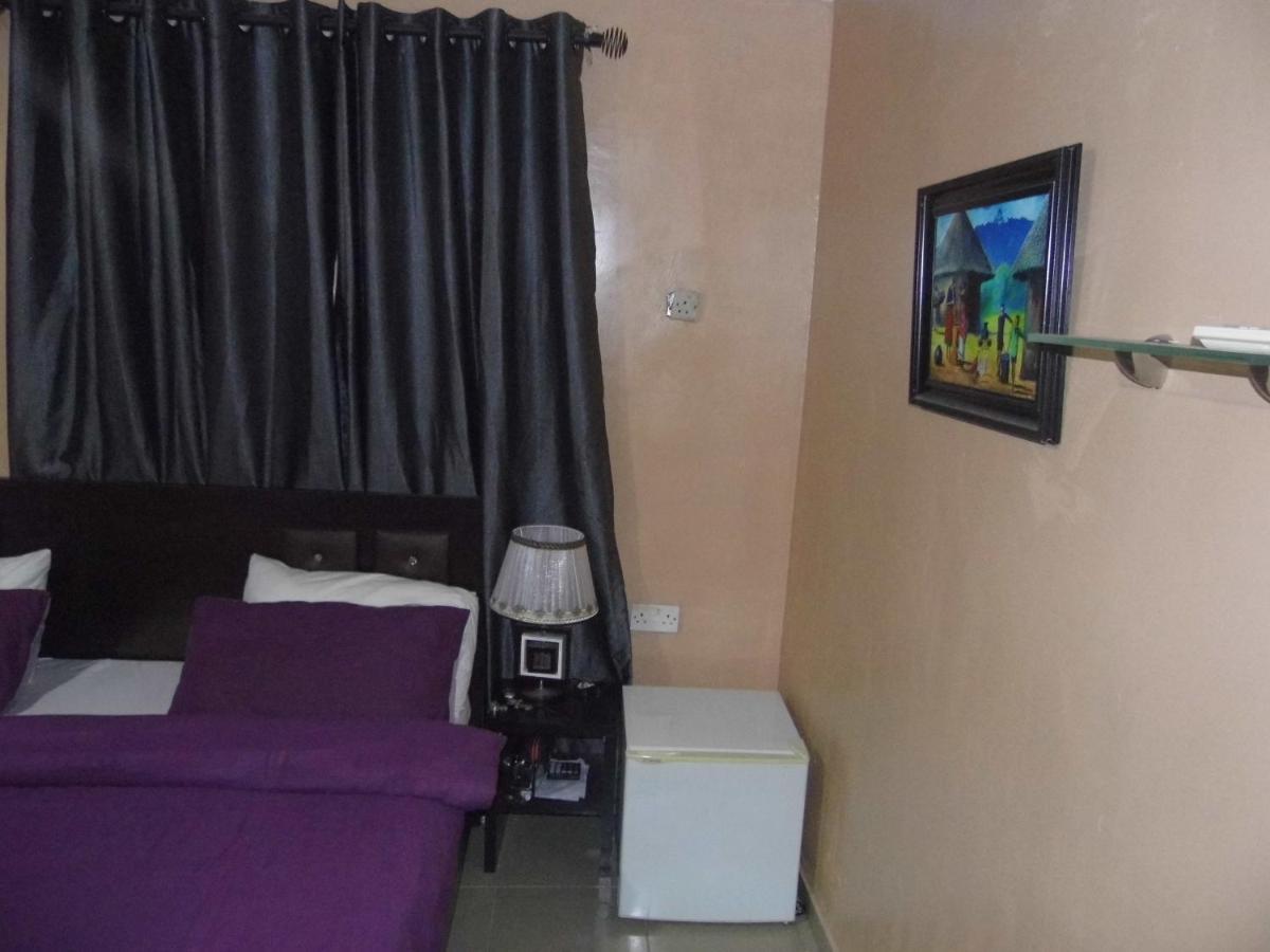 Staycation Suites And Apartment Lagos Ngoại thất bức ảnh