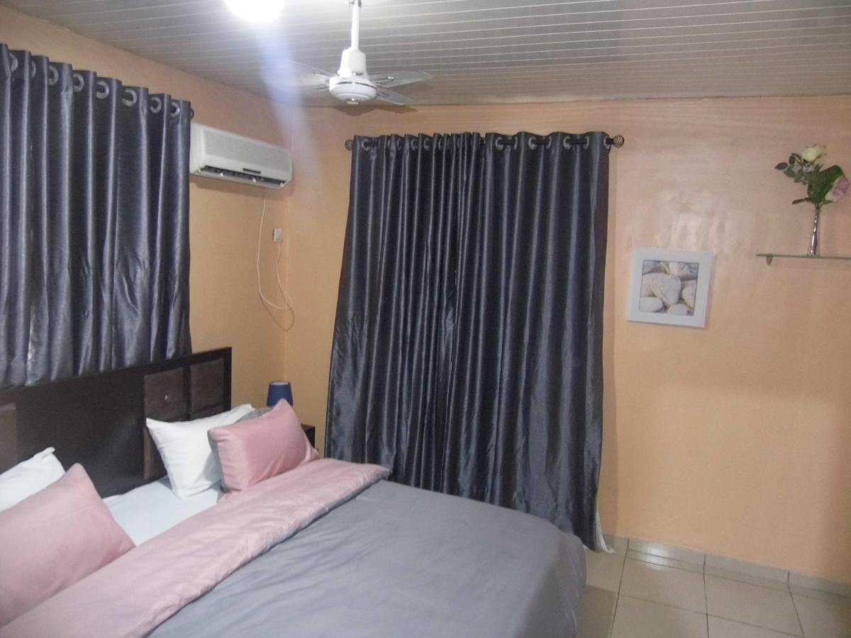 Staycation Suites And Apartment Lagos Ngoại thất bức ảnh
