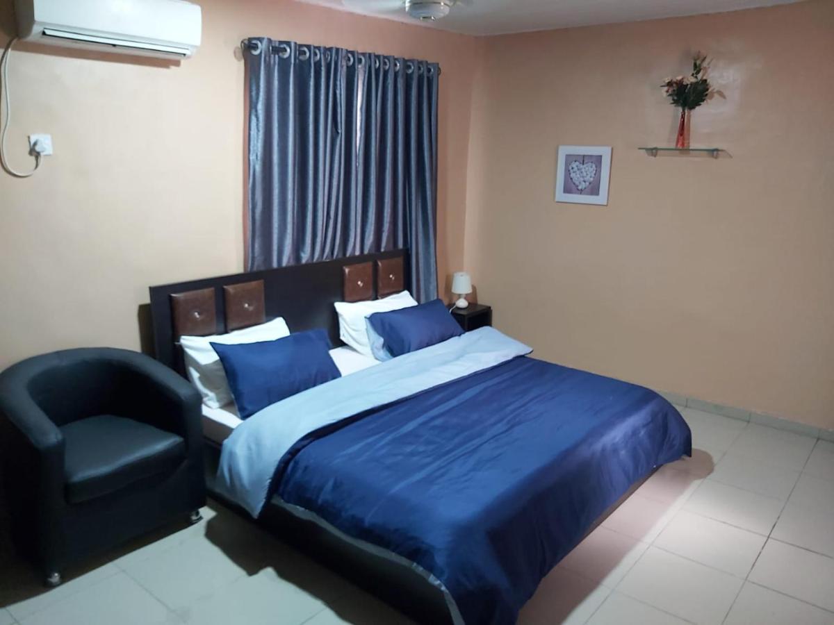 Staycation Suites And Apartment Lagos Ngoại thất bức ảnh