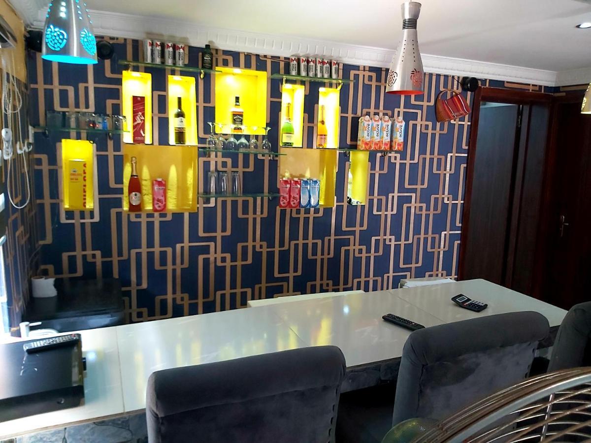 Staycation Suites And Apartment Lagos Ngoại thất bức ảnh